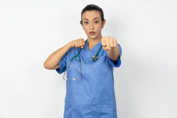 Arabski Lekarz Kobieta Noszenie Niebieski Mundur Pięść Uderzające Walki Agresywny — Zdjęcie stockowe