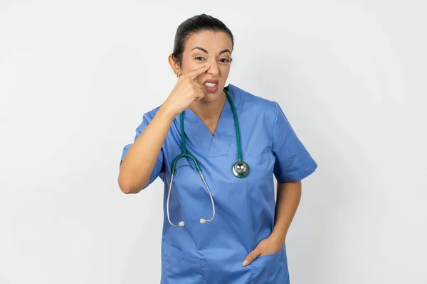 Médecin Arabe Femme Portant Uniforme Bleu Pointant Malheureux Boutons Sur — Photo