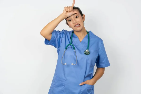 Árabe Médico Mulher Vestindo Azul Uniforme Gozando Pessoas Com Dedos — Fotografia de Stock