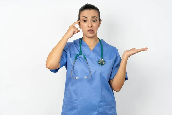 Arabski Lekarz Kobieta Noszenie Niebieski Mundur Mylić Irytowany Otwartą Dłonią — Zdjęcie stockowe