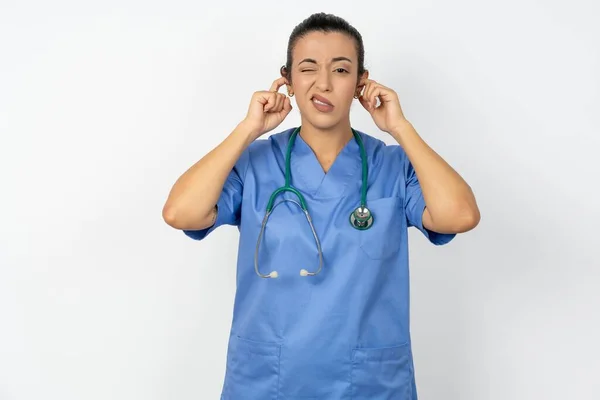 Arap Doktor Kadın Yüksek Sesli Müzik Sesi Için Kulaklarını Parmaklarıyla — Stok fotoğraf