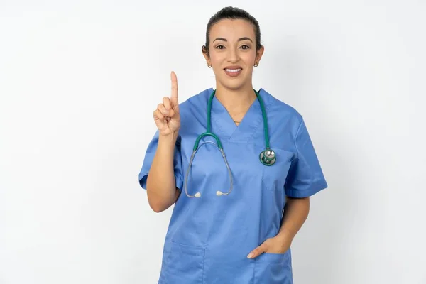 Arabiska Läkare Kvinna Bär Blå Uniform Visar Och Pekar Upp — Stockfoto
