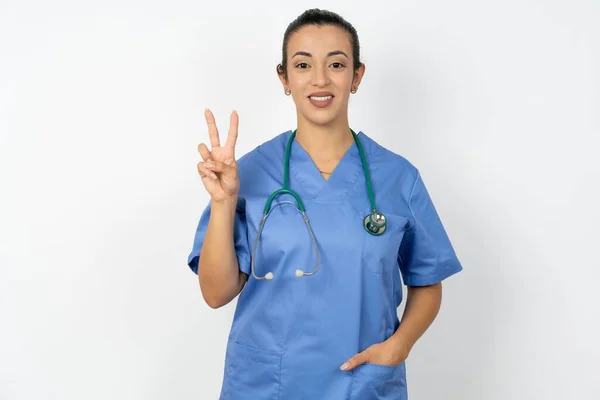 Arabe Médecin Femme Portant Uniforme Bleu Montrant Pointant Vers Haut — Photo