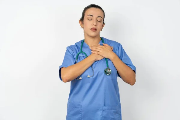 Árabe Médico Mulher Vestindo Uniforme Azul Com Mãos Peito Com — Fotografia de Stock