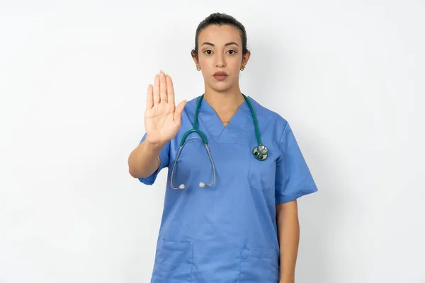 Arab Läkare Kvinna Bär Blå Uniform Gör Sluta Sjunga Med — Stockfoto