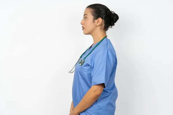 Arab Läkare Kvinna Bär Blå Uniform Ser Sidan Slappna Profil — Stockfoto