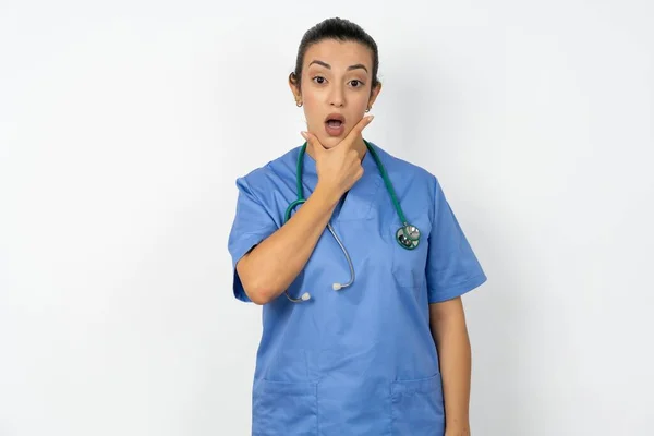 Médecin Arabe Femme Portant Uniforme Bleu Regard Fasciné Par Incrédulité — Photo