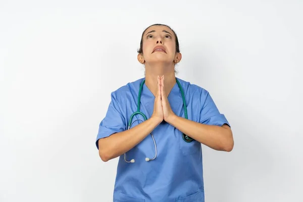 Árabe Médico Mulher Vestindo Uniforme Azul Implorando Orando Com Mãos — Fotografia de Stock