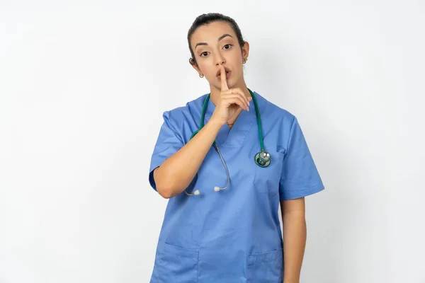 Arabische Ärztin Blauer Uniform Macht Schweigegegeste Hält Finger Über Lippen — Stockfoto
