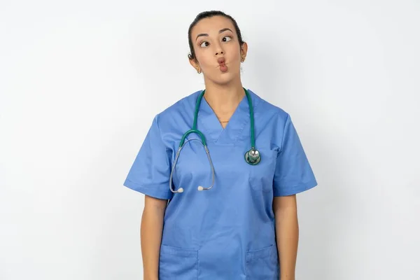 Arabski Lekarz Kobieta Niebieskim Mundurze Ryba Twarz Ustami Szalony Komiczny — Zdjęcie stockowe