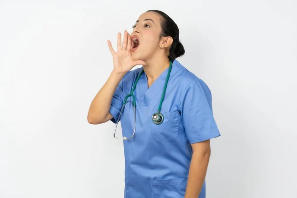 Арабська Жінка Лікар Блакитній Формі Кричить Кричить Голосно Бік Рукою — стокове фото