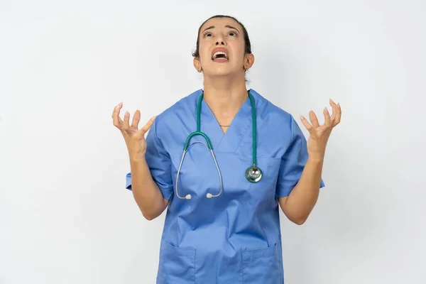 Arap Doktor Kadın Mavi Üniforma Giyiyor Deli Deli Deli Bağırıyor — Stok fotoğraf
