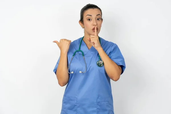 Médecin Arabe Femme Portant Uniforme Bleu Demandant Être Calme Avec — Photo