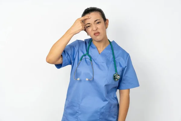 Arabiska Läkare Kvinna Bär Blå Uniform Pekar Olycklig Finne Pannan — Stockfoto