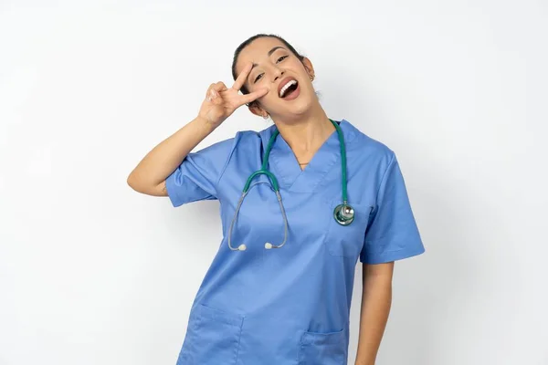 Arap Doktor Kadın Mavi Üniforma Giyiyor Barış Sembolü Yapıyor Yüzünde — Stok fotoğraf