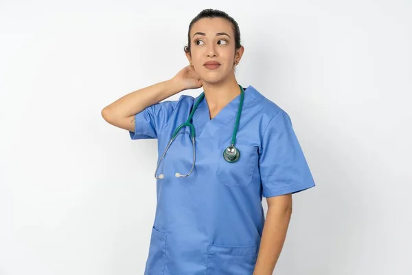 Arabiska Läkare Kvinna Bär Blå Uniform Förvirra Och Undrar Frågan — Stockfoto