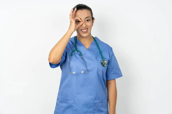 Arabski Lekarz Kobieta Noszenie Niebieski Mundur Robi Gest Ręką Uśmiech — Zdjęcie stockowe