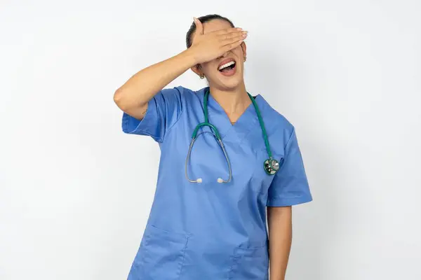 Mavi Üniforma Giyen Gülümseyen Gülen Arap Doktor Kadın Şaşırtmak Için — Stok fotoğraf