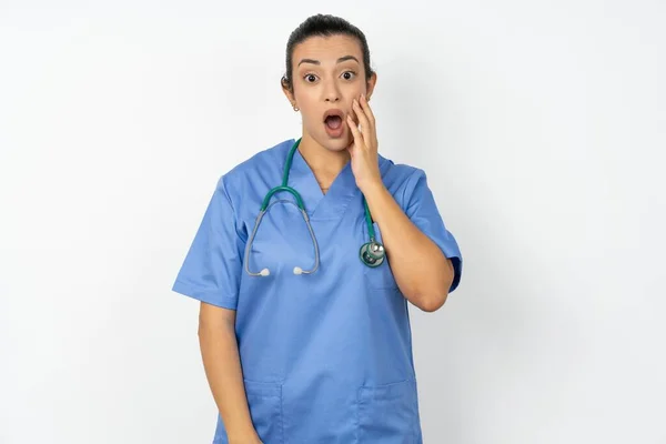 Choqué Médecin Arabe Femme Portant Uniforme Bleu Regarde Avec Grande — Photo
