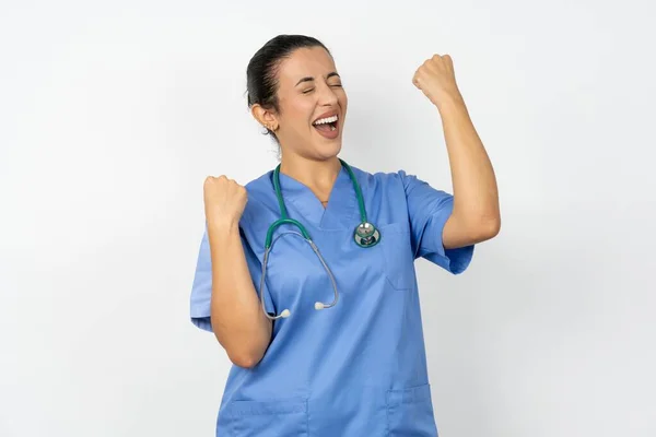 Arabski Lekarz Kobieta Noszenie Niebieski Mundur Krzyczeć Głośno Tak Pięść — Zdjęcie stockowe