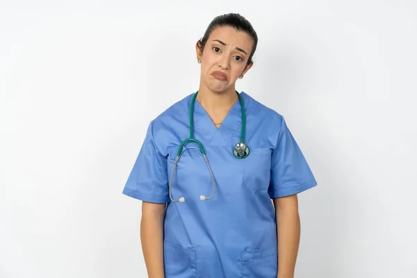 Unzufriedene Verärgerte Arabische Ärztin Blauer Uniform Runzelt Die Stirn Als — Stockfoto