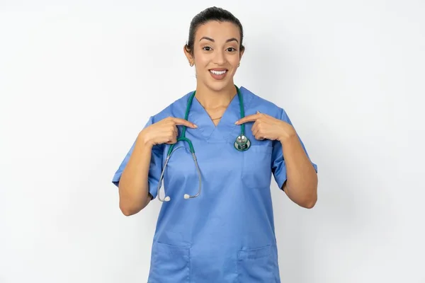 Arabski Lekarz Kobieta Noszenie Niebieski Mundur Punkty Jego Ciało Będąc — Zdjęcie stockowe