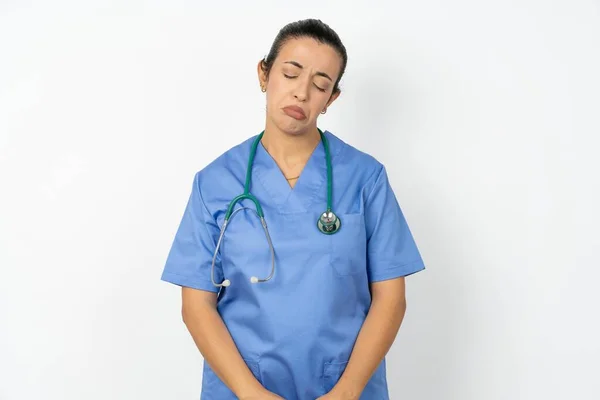 Dystra Dystra Avvisade Arabiska Läkare Kvinna Bär Blå Uniform Har — Stockfoto