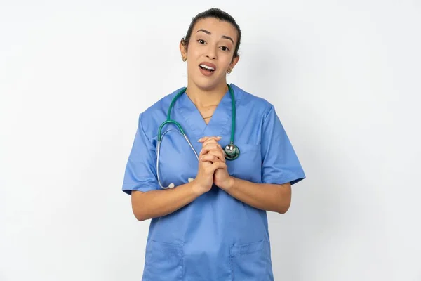 Mujer Árabe Positiva Médico Vistiendo Uniforme Azul Sonríe Felizmente Contento — Foto de Stock