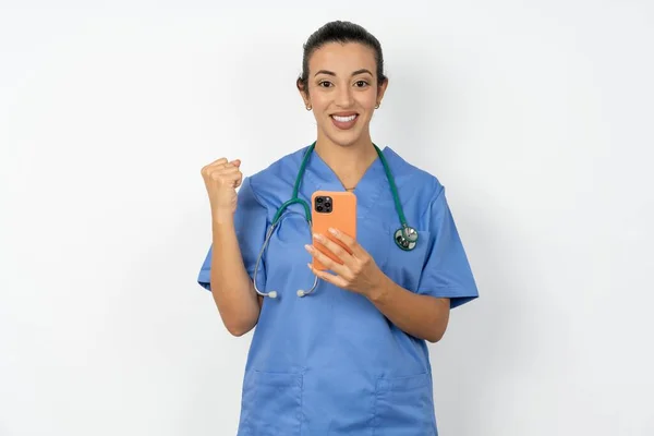 Porträtt Arabiska Läkare Kvinna Bär Blå Uniform Håller Händer Cell — Stockfoto