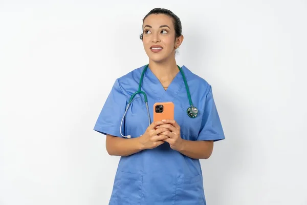 Arabo Medico Donna Indossare Blu Uniforme Holding Mano Mostrando Nuovo — Foto Stock