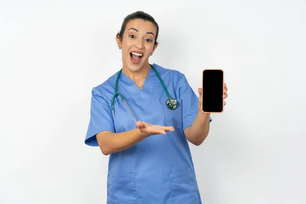 Arabiska Läkare Kvinna Bär Blå Uniform Med Mobil Presentera Smartphone — Stockfoto