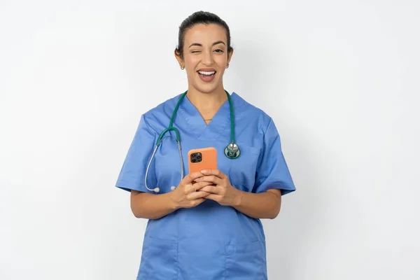 Arabo Medico Donna Indossare Blu Uniforme Celebrare Successo — Foto Stock