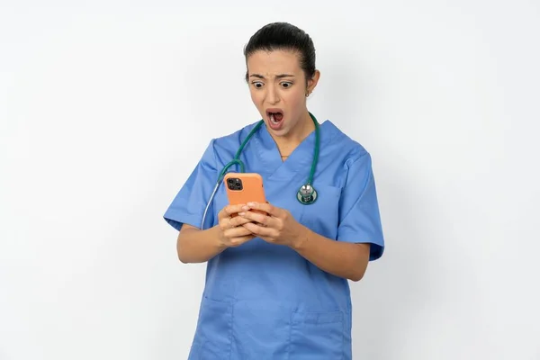 Focusedarab Läkare Kvinna Bär Blå Uniform Använda Smartphone Läsa Sociala — Stockfoto