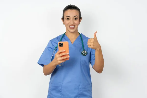 Porträtt Arabiska Läkare Kvinna Bär Blå Uniform Med Hjälp Och — Stockfoto