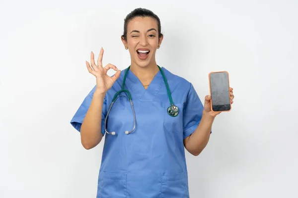Arab Läkare Kvinna Bär Blå Uniform Håller Händerna Cell Visar — Stockfoto