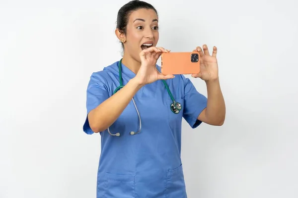 Arabski Lekarz Kobieta Niebieskim Mundurze Robi Selfie Portalach Społecznościowych Lub — Zdjęcie stockowe