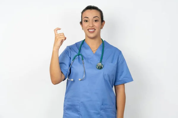 アラブの医師の女性は 中国語のサインで指のジェスチャーでナンバー6 Liuを表示する青い制服を着ています — ストック写真