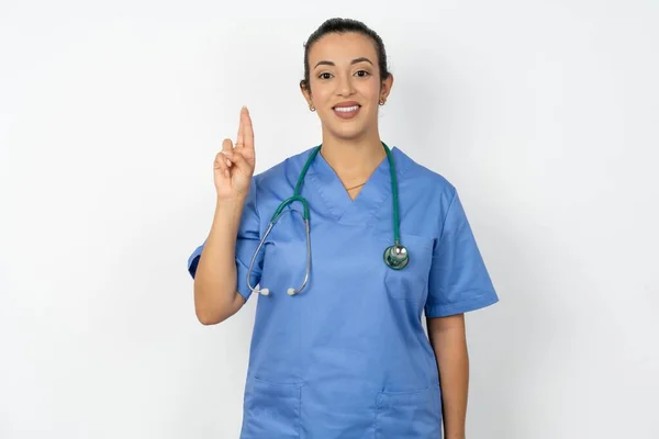 Άραβας Γιατρός Γυναίκα Φορώντας Μπλε Στολή Δείχνει Προς Πάνω Δάχτυλα — Φωτογραφία Αρχείου