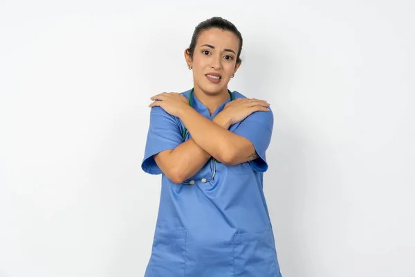 Zdesperowana Arabska Lekarka Mundurze Stetoskopem Drży Jest Jej Zimno Przytula — Zdjęcie stockowe