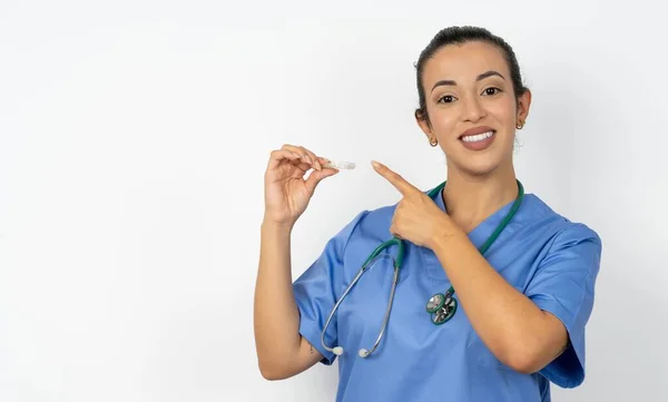 Arabische Vrouwelijke Arts Uniform Met Stethoscoop Die Een Onzichtbare Lijn — Stockfoto