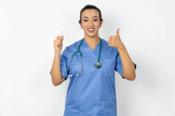 アラブの女性医師は 目に見えないブレースを持ち 親指を上昇させ この新しい治療を推奨しています 歯科医療コンセプト — ストック写真