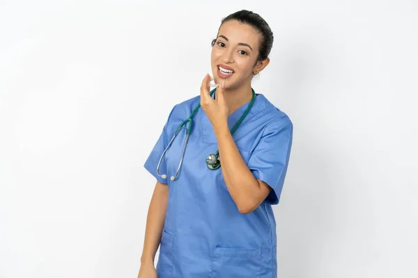 Arab Kvinnlig Läkare Uniform Med Stetoskop Hålla Osynlig Linje Redo — Stockfoto