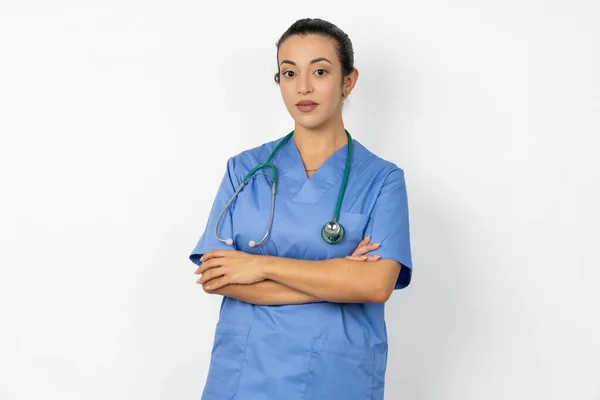 Αυτοπεποίθησή Σοβαρή Αραβική Γυναίκα Γιατρός Στολή Στηθοσκόπιο Στέκεται Χέρια Διπλωμένα — Φωτογραφία Αρχείου