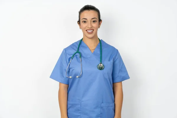 Arabska Kobieta Lekarz Mundurze Stetoskopem Ładnym Uśmiechem Promieniującym Zadowolony Wyraz — Zdjęcie stockowe