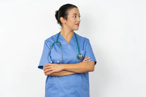 Charmant Nachdenkliche Arabische Ärztin Uniform Mit Stethoskop Steht Mit Verschränkten — Stockfoto