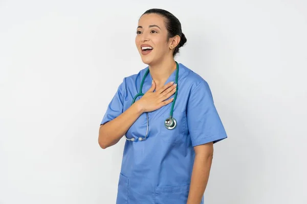 Mulher Árabe Alegre Médico Uniforme Com Estetoscópio Expressa Emoções Positivas — Fotografia de Stock