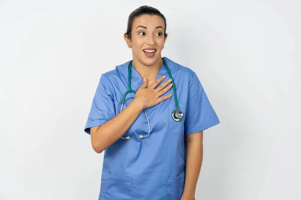 Arabische Ärztin Uniform Mit Stethoskop Lächelt Zahnlos Und Traut Ihren — Stockfoto