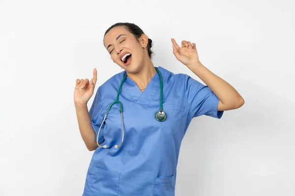 スタティスコープと制服のアップビートアラブ女性医師の写真は楽しさを持っており 完璧な気分で存在するケアフリーウェアを踊ることは動きを作ります ディスコパーティーでフリータイムを過ごす — ストック写真