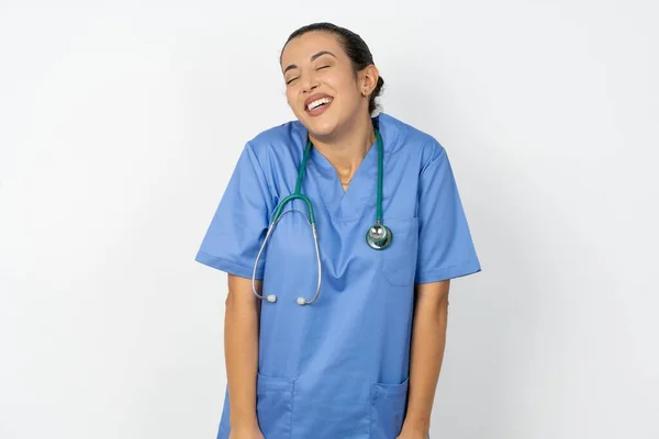 Positive Arabische Ärztin Uniform Mit Stethoskop Mit Überglücklichem Gesichtsausdruck Schließt — Stockfoto