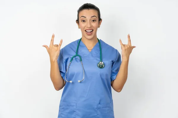 Arabska Kobieta Lekarz Mundurze Stetoskopem Sprawia Rock Roll Znak Wygląda — Zdjęcie stockowe